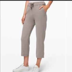NWOT lululemon On The Fly Crop